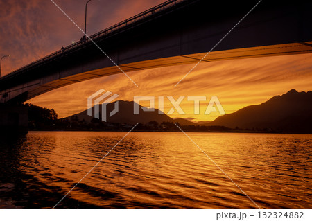 夕暮れに染まる河口湖と大橋 静寂に包まれる美しい黄昏の情景 夕暮れに染まる河口湖と大橋 静寂に包まれる美しい黄昏の情景 132324882