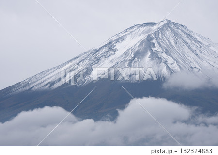 初冠雪の富士山　冬支度を始める大自然と移り行く四季の風景 132324883