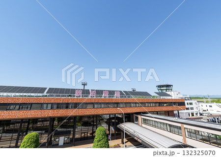 秋田県秋田市 晴天の秋田空港 秋田県秋田市 晴天の秋田空港 132325070