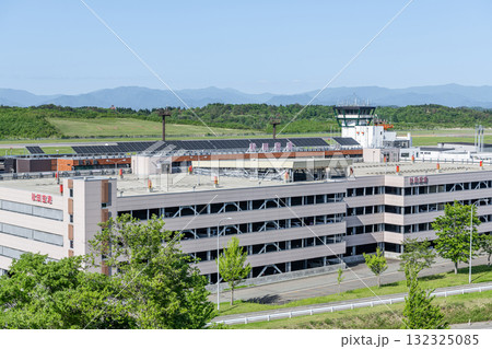 秋田県秋田市 晴天の秋田空港 秋田県秋田市 晴天の秋田空港 132325085