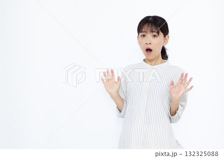 びっくり驚いている女性 びっくり驚いている女性 132325088