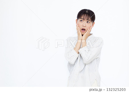 びっくり驚いている女性 びっくり驚いている女性 132325203