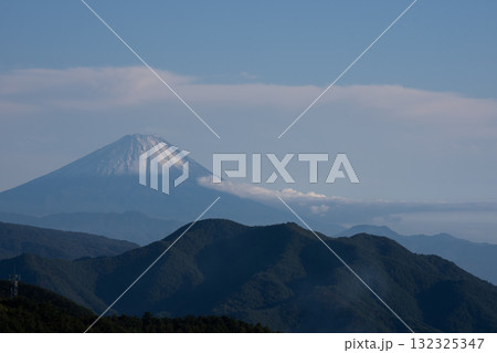 清里高原から望む初冠雪の富士山と雄大に広がる秋から冬への風景 清里高原から望む初冠雪の富士山と雄大に広がる秋から冬への風景 132325347