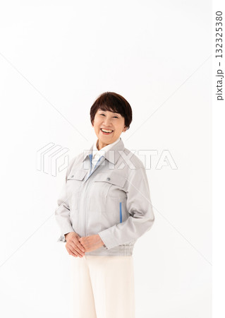作業服のシニア女性 作業服のシニア女性 132325380