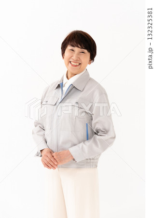 作業服のシニア女性 作業服のシニア女性 132325381