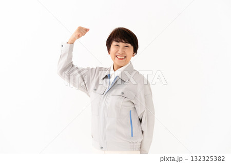 作業服のシニア女性 ガッツポーズ 作業服のシニア女性 ガッツポーズ 132325382