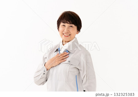 作業服のシニア女性 作業服のシニア女性 132325383