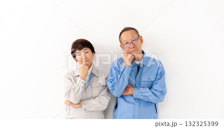 作業着のシニア夫婦　悩む 132325399
