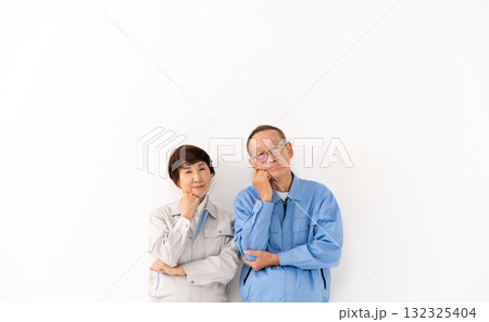 作業着のシニア夫婦 悩む 作業着のシニア夫婦 悩む 132325404