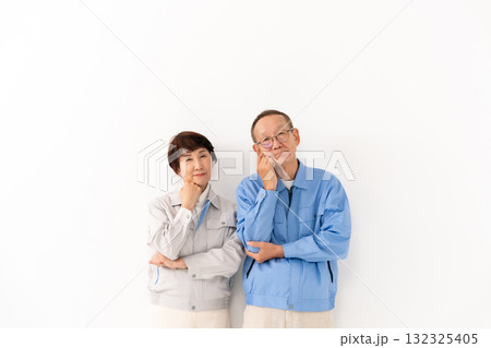 作業着のシニア夫婦 悩む 作業着のシニア夫婦 悩む 132325405