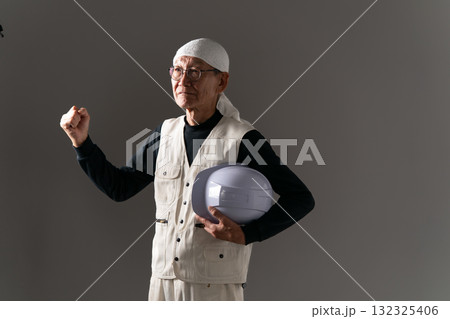 ニッカポッカのシニア男性 132325406