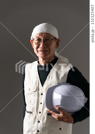 ニッカポッカのシニア男性 132325407