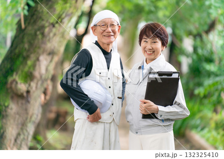 作業服の女性とニッカポッカの男性 132325410