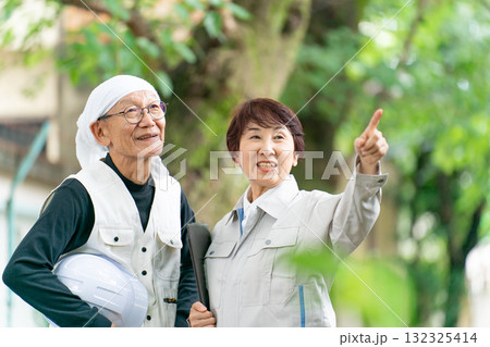 作業服の女性とニッカポッカの男性 作業服の女性とニッカポッカの男性 132325414