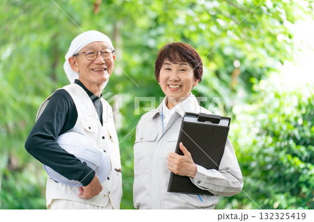 作業服の女性とニッカポッカの男性 132325419