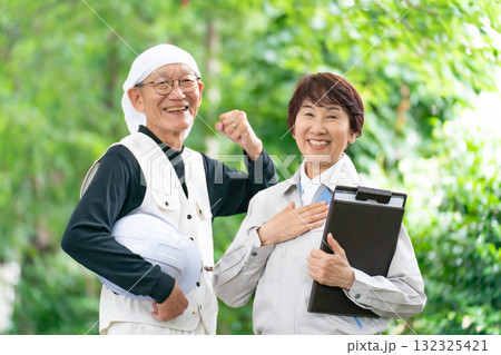 作業服の女性とニッカポッカの男性 132325421