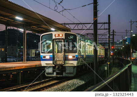 [岡山県宇野エリア]田舎町の夜の駅 132325443