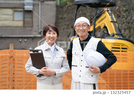 建設現場 作業服の女性 ニッカポッカの男性 建設現場 作業服の女性 ニッカポッカの男性 132325457