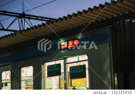 [岡山県宇野エリア]夜の駅に停まる電車 132325459