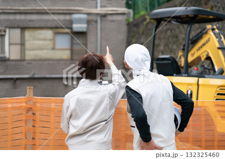 建設現場 作業服の女性 ニッカポッカの男性 建設現場 作業服の女性 ニッカポッカの男性 132325460