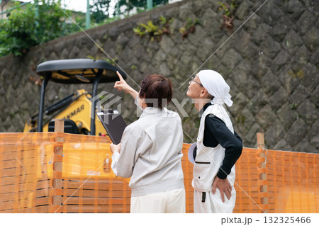 建設現場　作業服の女性　ニッカポッカの男性 132325466