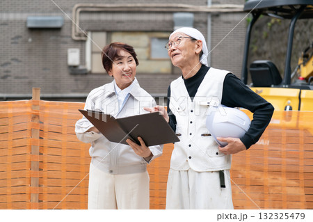 建設現場　作業服の女性　ニッカポッカの男性 132325479
