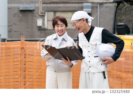 建設現場 作業服の女性 ニッカポッカの男性 建設現場 作業服の女性 ニッカポッカの男性 132325480
