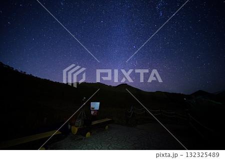 ススキの曽爾高原　満点の星空の下の遊歩道 132325489
