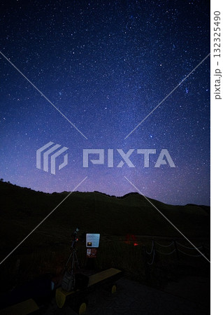 ススキの曽爾高原 満点の星空の下の遊歩道 ススキの曽爾高原 満点の星空の下の遊歩道 132325490