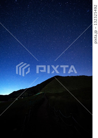 ススキの曽爾高原　満点の星空の下の遊歩道 132325492