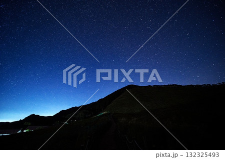 ススキの曽爾高原 満点の星空の下の遊歩道 ススキの曽爾高原 満点の星空の下の遊歩道 132325493