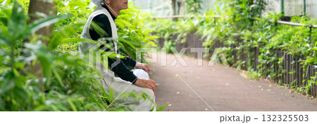 タバコ　ニッカポッカの男性　手元 132325503