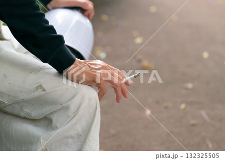 タバコ　ニッカポッカの男性　手元 132325505