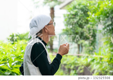 タバコを吸うニッカポッカの男性 132325508