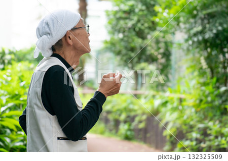 タバコを吸うニッカポッカの男性 132325509