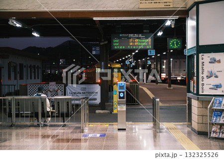 [岡山県宇野エリア]夜の駅の構内の風景 132325526