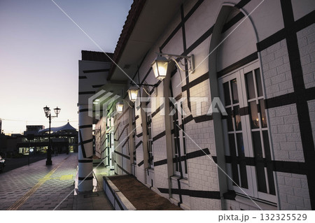 [岡山県宇野エリア]田舎町の夜の駅 132325529