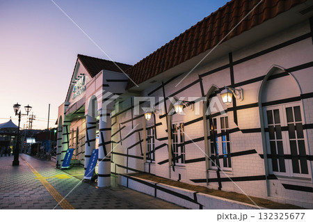 [岡山県宇野エリア]田舎町の夜の駅の風景 132325677