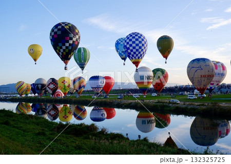 水面に浮かぶバルーン 132325725