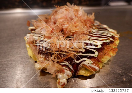 鉄板の上のお好み焼き(日本のソウルフード) 鉄板の上のお好み焼き(日本のソウルフード) 132325727