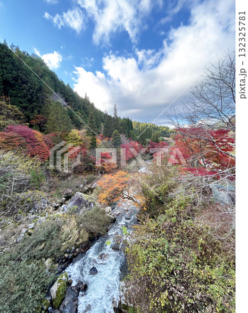 紅葉の始まった山と川 紅葉の始まった山と川 132325781