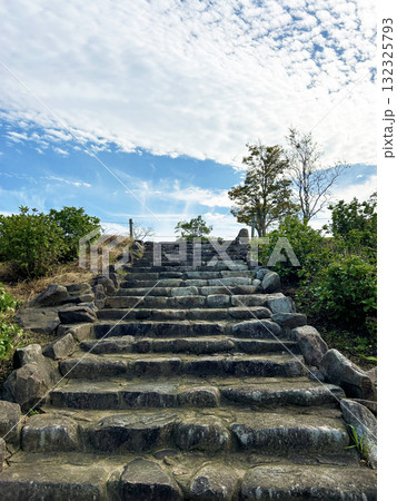 青空へと向かう階段 132325793