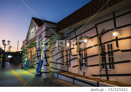 [岡山県宇野エリア]夜にライトアップされた駅 132325922