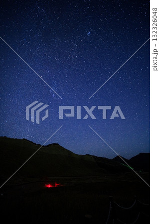 ススキの曽爾高原お亀池 満点の星空 ススキの曽爾高原お亀池 満点の星空 132326048