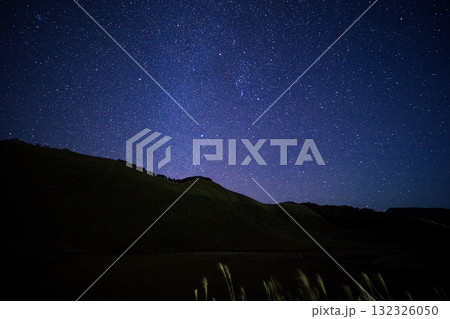 ススキの曽爾高原お亀池 満点の星空 ススキの曽爾高原お亀池 満点の星空 132326050