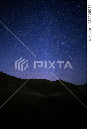 ススキの曽爾高原　満点の星空 132326052