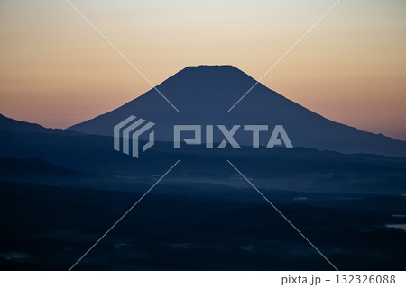 羊蹄山の朝焼けと雲海 132326088