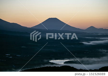 羊蹄山の朝焼けと雲海 132326089