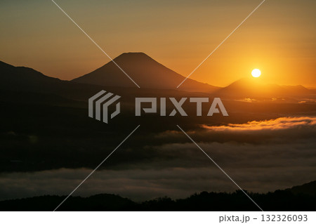 羊蹄山の朝焼けと雲海 132326093