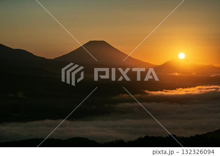 羊蹄山の朝焼けと雲海 羊蹄山の朝焼けと雲海 132326094